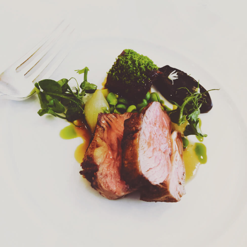 Hochwertiges Steak auf Bestellung zubereitet. Eine Mischung aus grünem Gemüse und der richtigen Menge an Kräutern schaffen die Grundlage für ein schönes Mittag- oder Abendessen.
