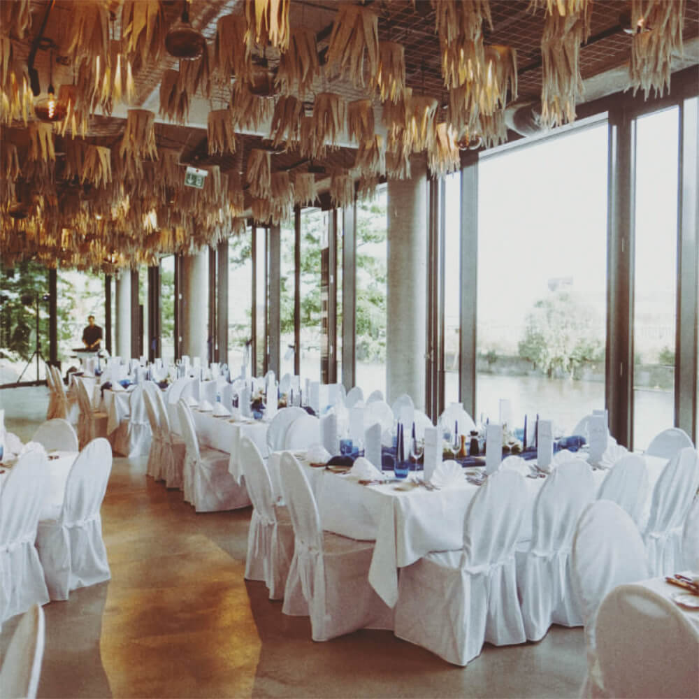 Großer, offener, flexibler Raum mit Tischen und Stühlen für eine große Hochzeit in der Hamburger HafenCity
